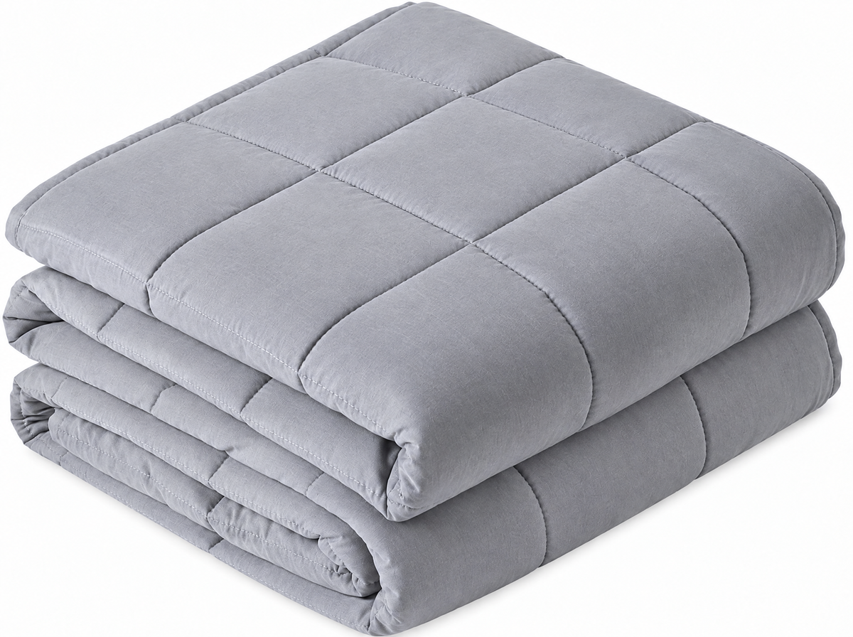 Couverture lestée gris clair pliée, surpiqûres carrées, sur fond blanc