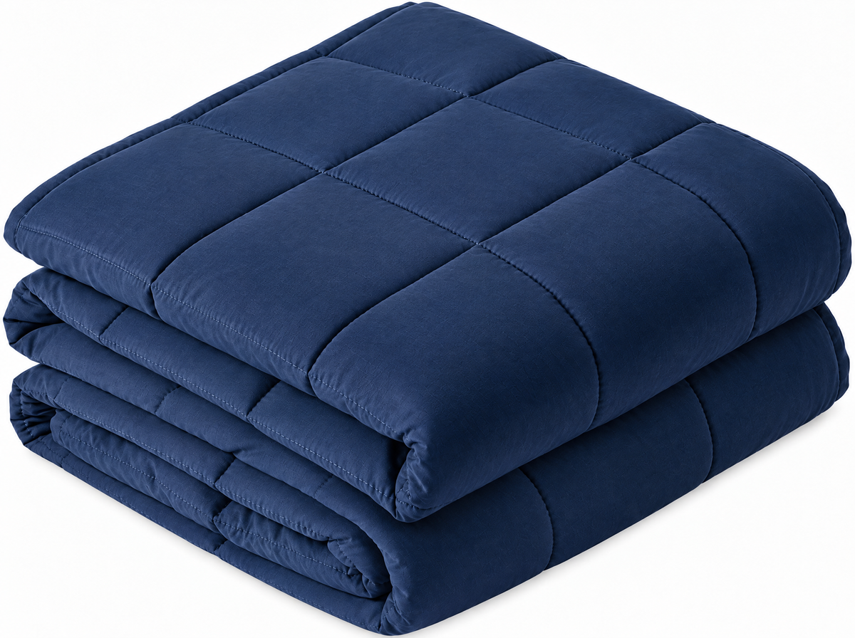Couverture lestée bleu marine pliée, surpiqûres carrées, sur fond blanc