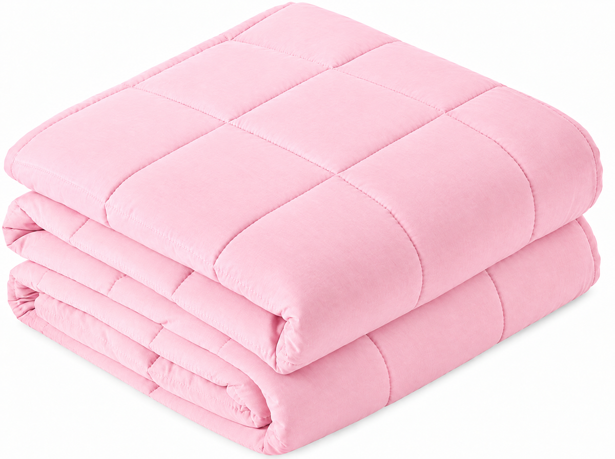Couverture lestée rose pliée, surpiqûres carrées, sur fond blanc